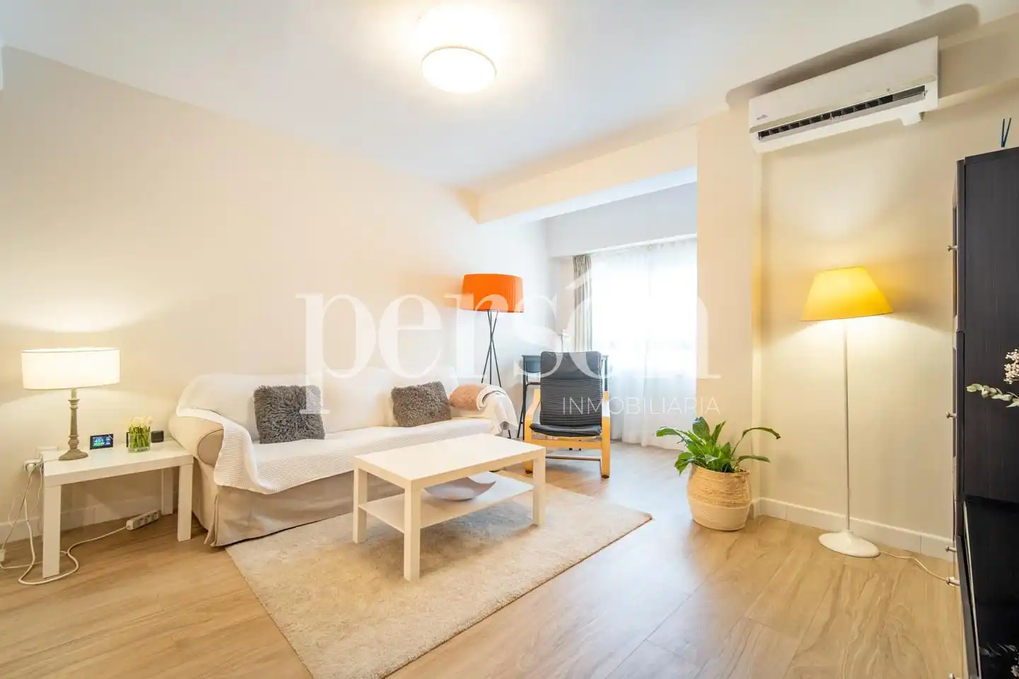 Living room of Flat for sale in Valencia  with Air Conditioner, Private garden and Furnished