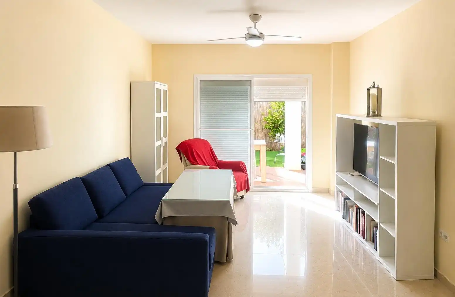 Sala d'estar de Casa adosada en venda en Ayamonte amb Aire condicionat, Calefacció i Jardí privat