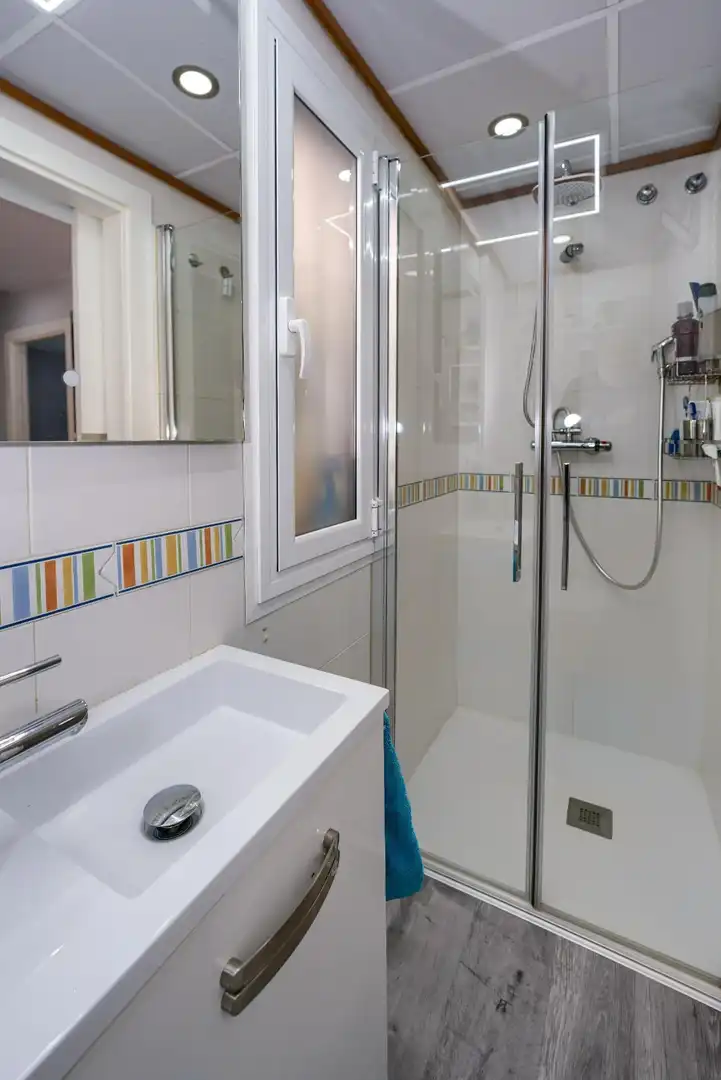 Badezimmer von Einfamilien-Reihenhaus zum Verkauf in Espartinas mit Klimaanlage, Heizung und Parkett