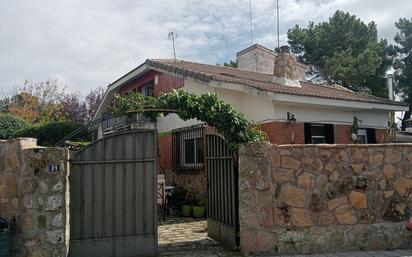 Exterior view of Single-family semi-detached for sale in Navalperal de Pinares  with Heating, Private garden and Terrace