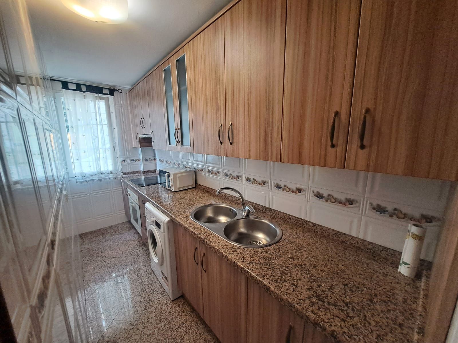 Cuina de Pis de lloguer en Benalmádena amb Aire condicionat, Terrassa i Moblat