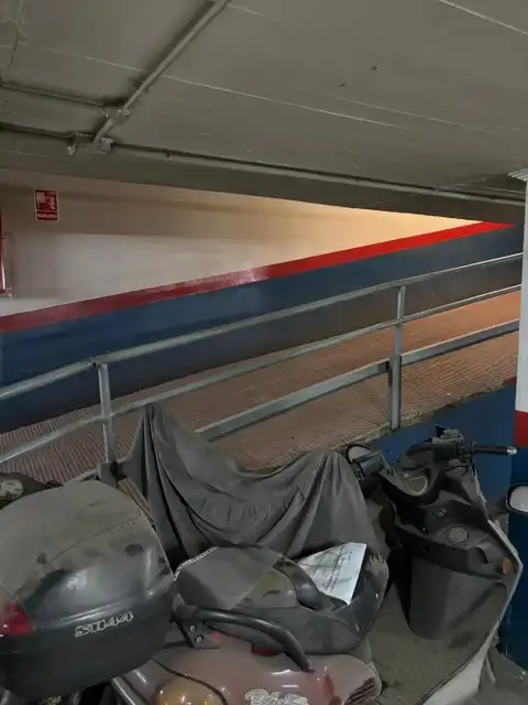 Motorbike with lift for sale in Carrer de la Cooperativa 79, imagen 2