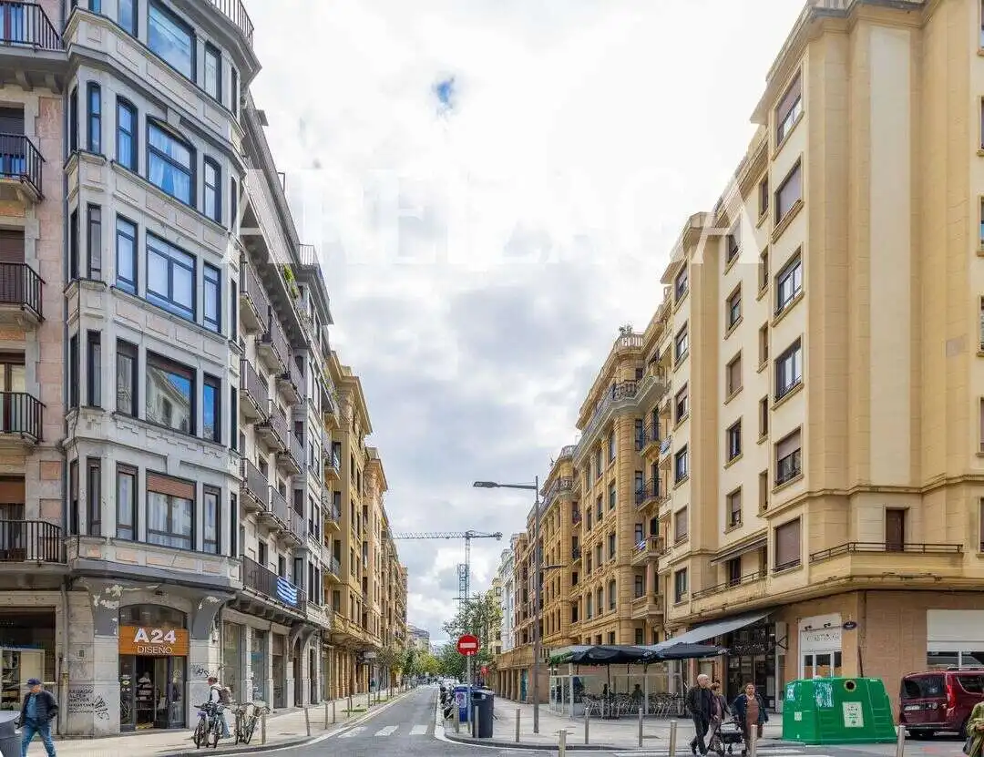 Vista exterior de Pis en venda en Donostia - San Sebastián  amb Calefacció i Balcó