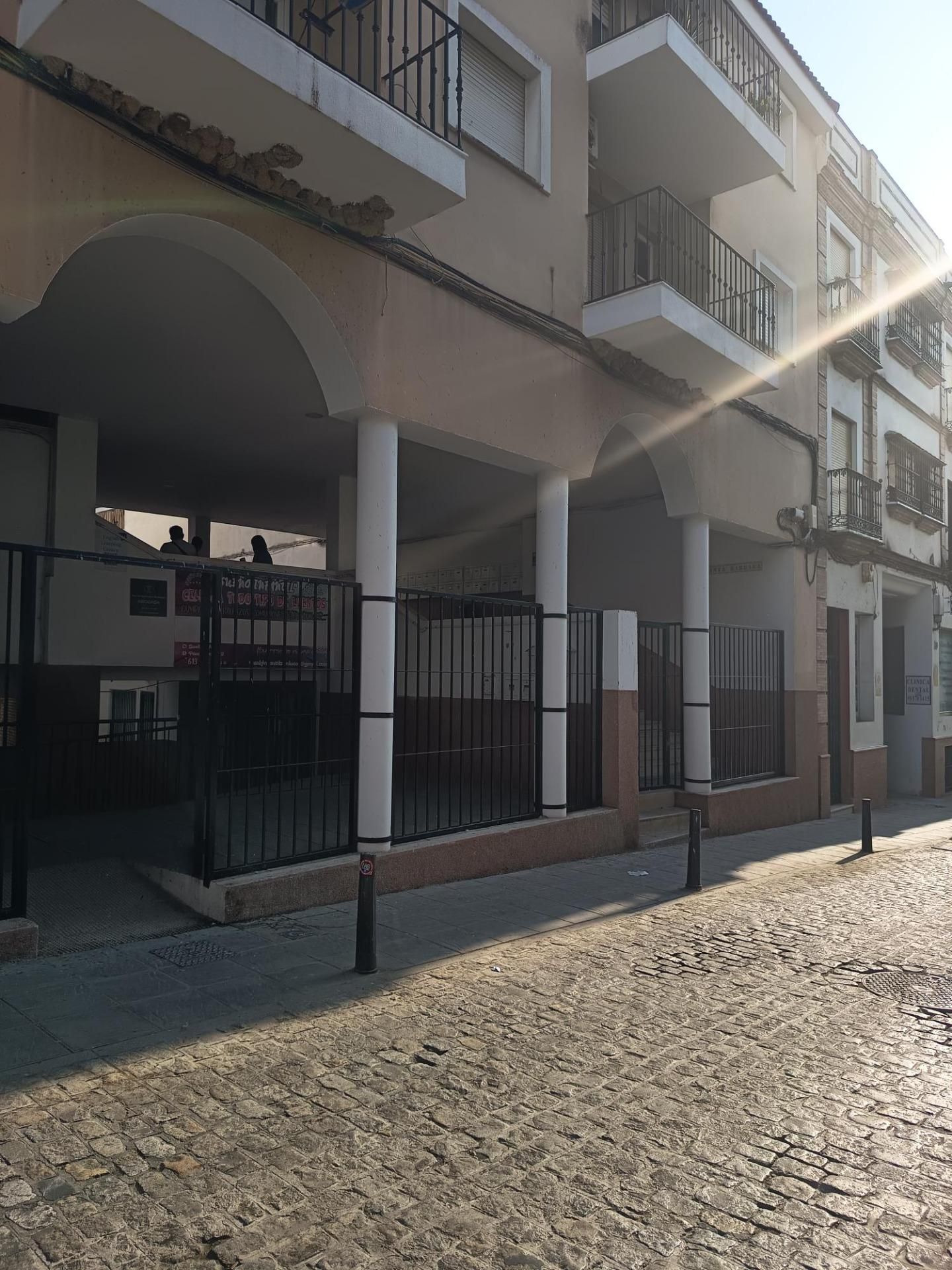 Vista exterior de Pis en venda en Sanlúcar la Mayor amb Aire condicionat i Terrassa