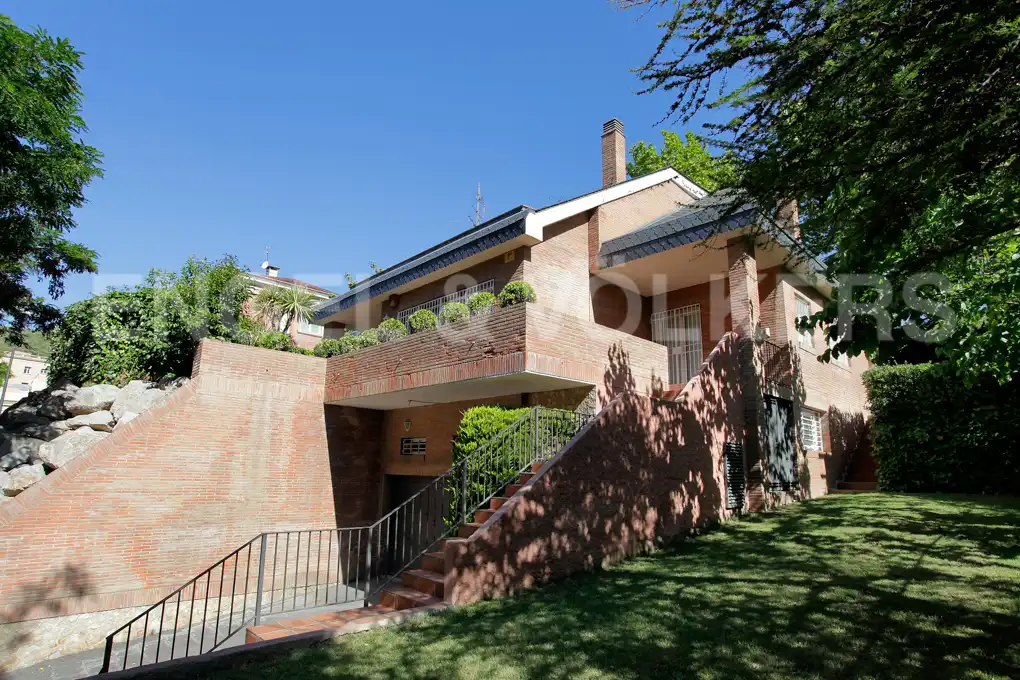 Vista exterior de Casa o xalet en venda en Barcelona amb Aire condicionat, Calefacció i Jardí privat