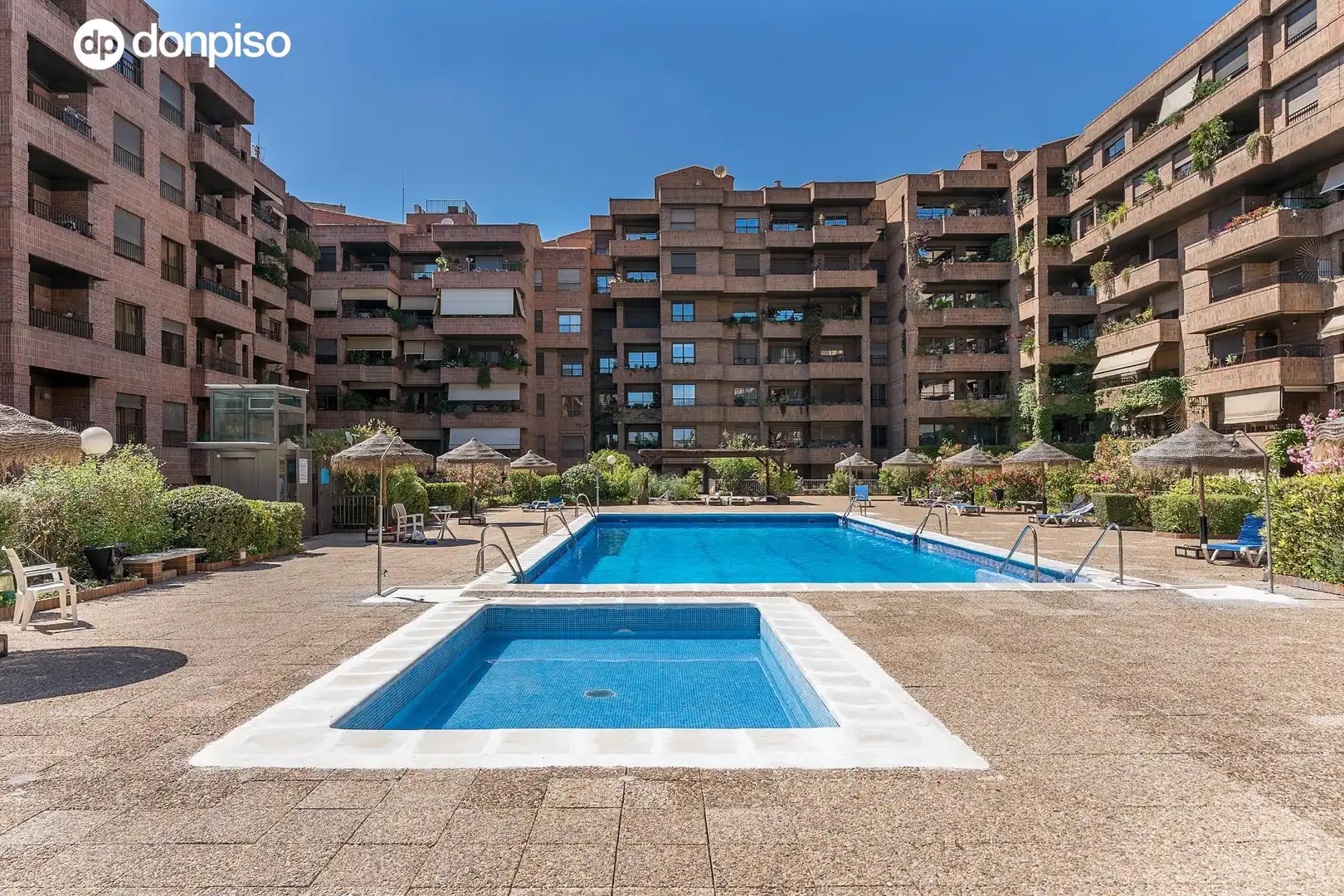 Piscina de Planta baixa en venda en Granada amb Moblat i Piscina comunitària