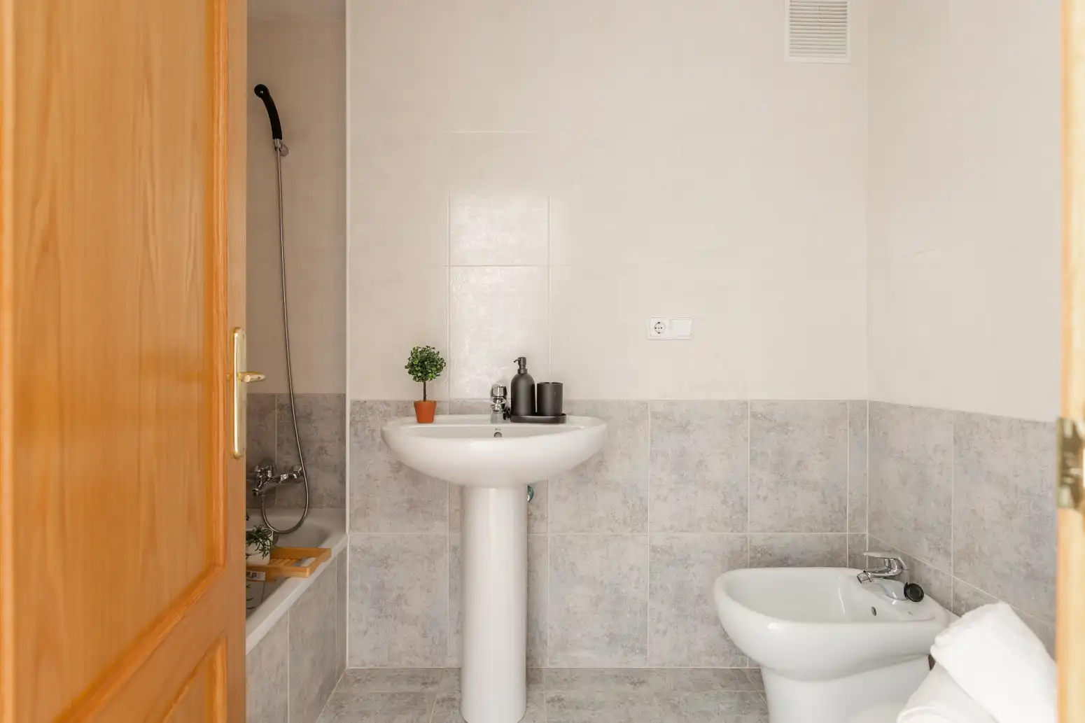 Baño de Piso en venta en  Pamplona / Iruña con Calefacción, Jardín privado y Parquet