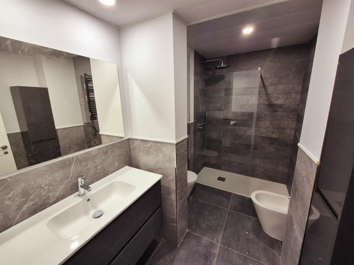 Bathroom of Flat for sale in Madrid  with Air Conditioner, Heating and Microwave