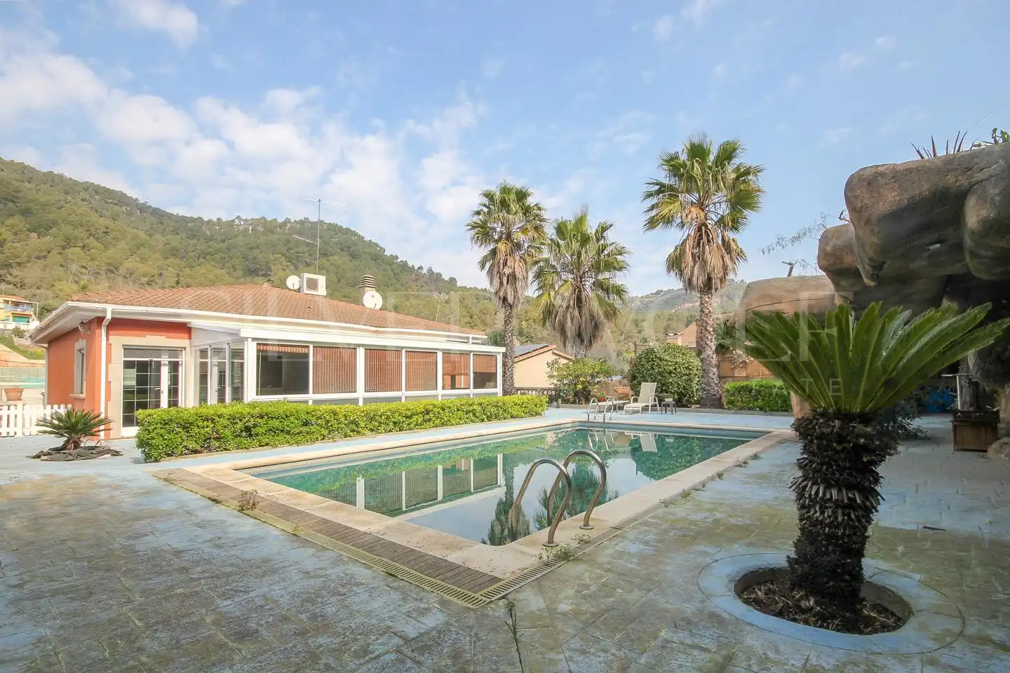 Casa con piscina en venta en Carrer Lluís Millet
