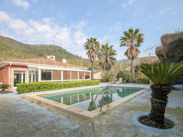 Casa con piscina en venta en Carrer Lluís Millet