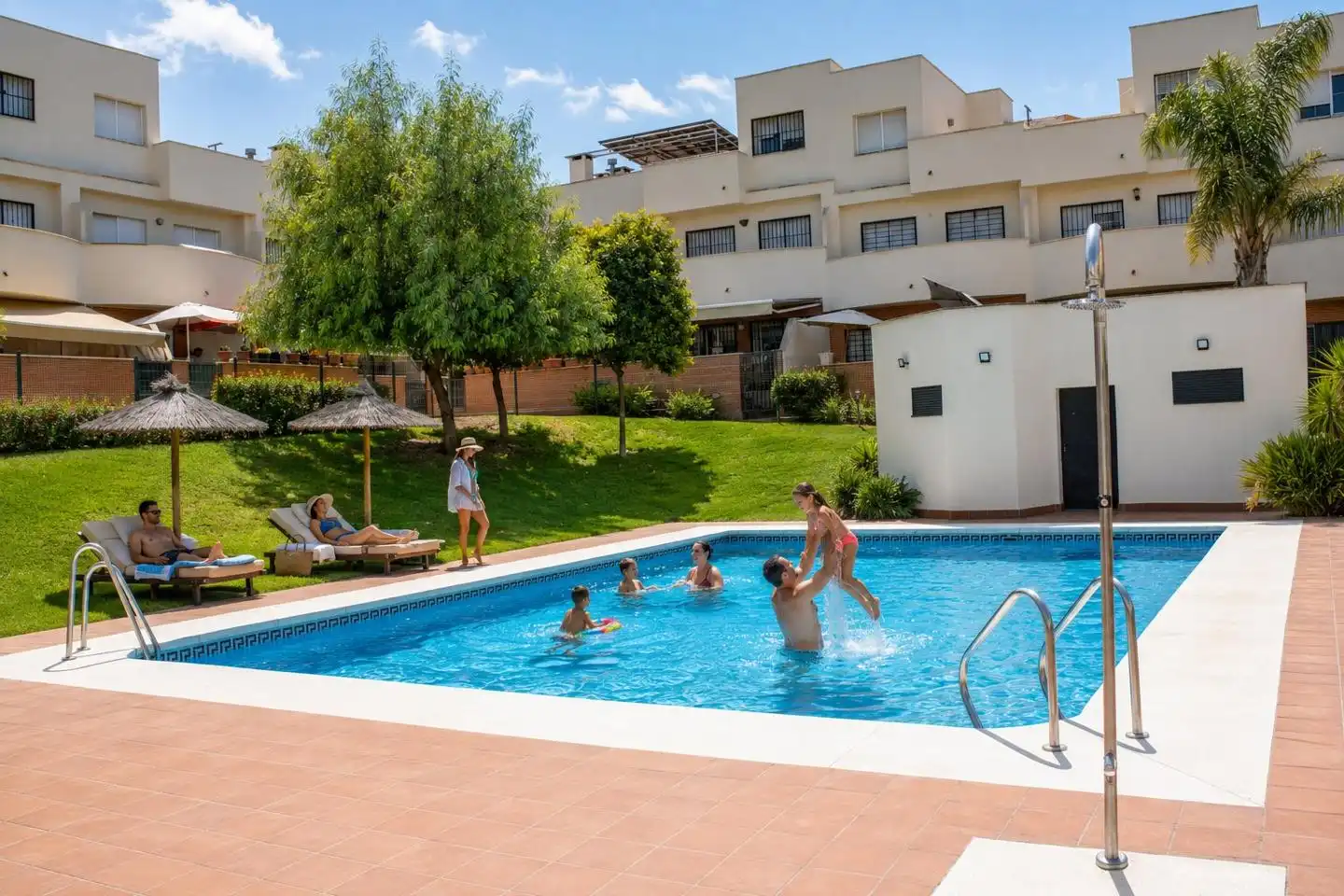 Piscina de Casa adosada en venda en Bormujos amb Aire condicionat, Calefacció i Jardí privat