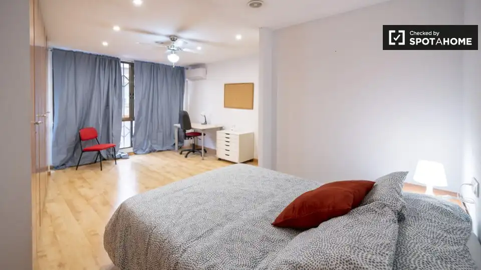 Habitación de Piso de alquiler en Valencia con Aire acondicionado, Calefacción y Amueblado