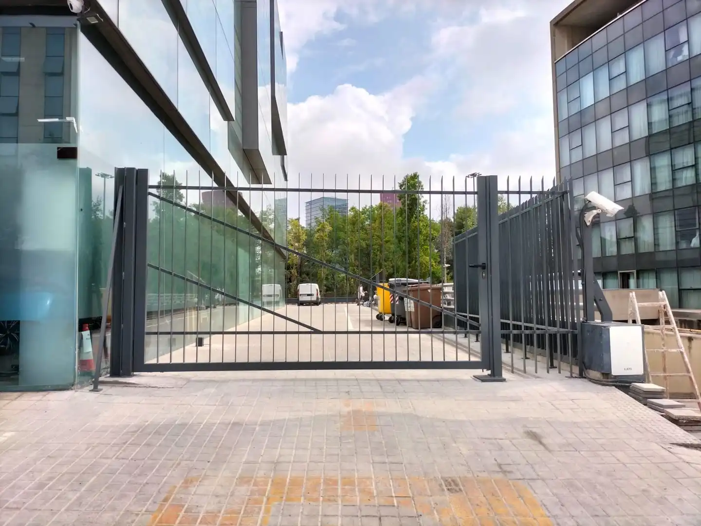 Vista exterior de Oficina de lloguer en L'Hospitalet de Llobregat amb Aire condicionat, Calefacció i Terrassa