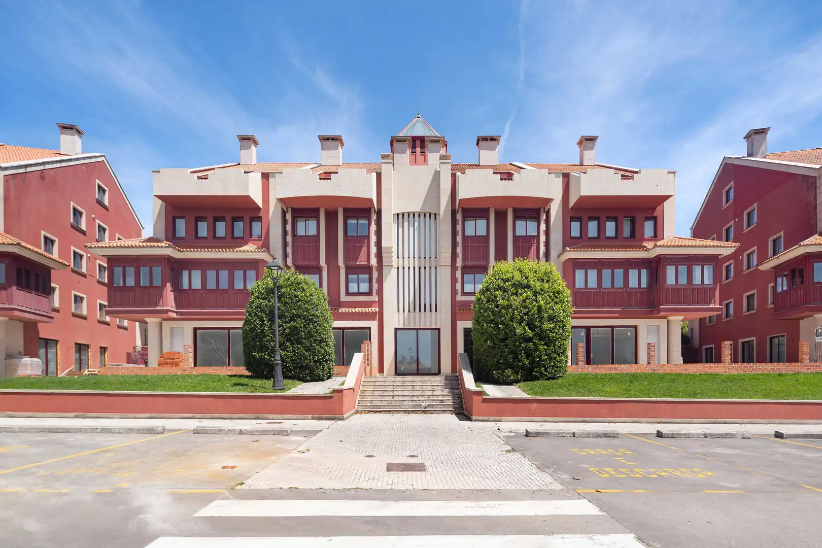 Vista exterior de Dúplex en venta en Oleiros con Calefacción, Trastero y Piscina