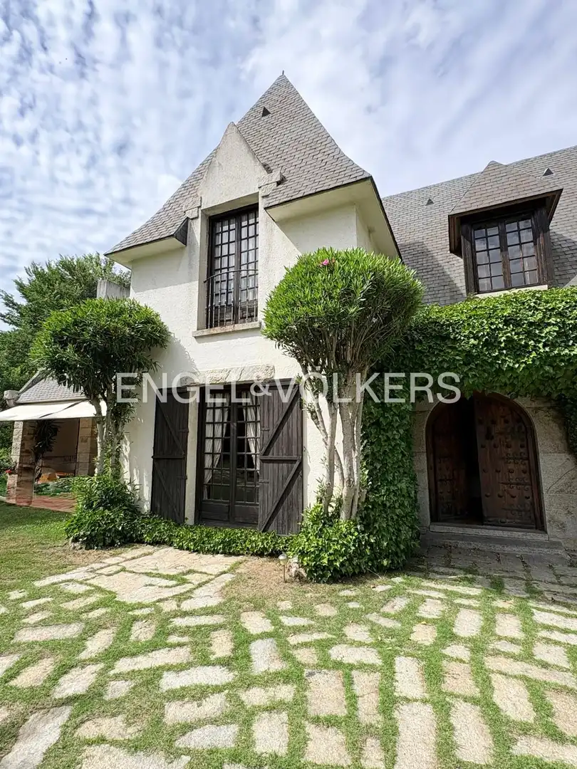 Vista exterior de Casa o chalet en venta en Pozuelo de Alarcón con Calefacción, Jardín privado y Piscina