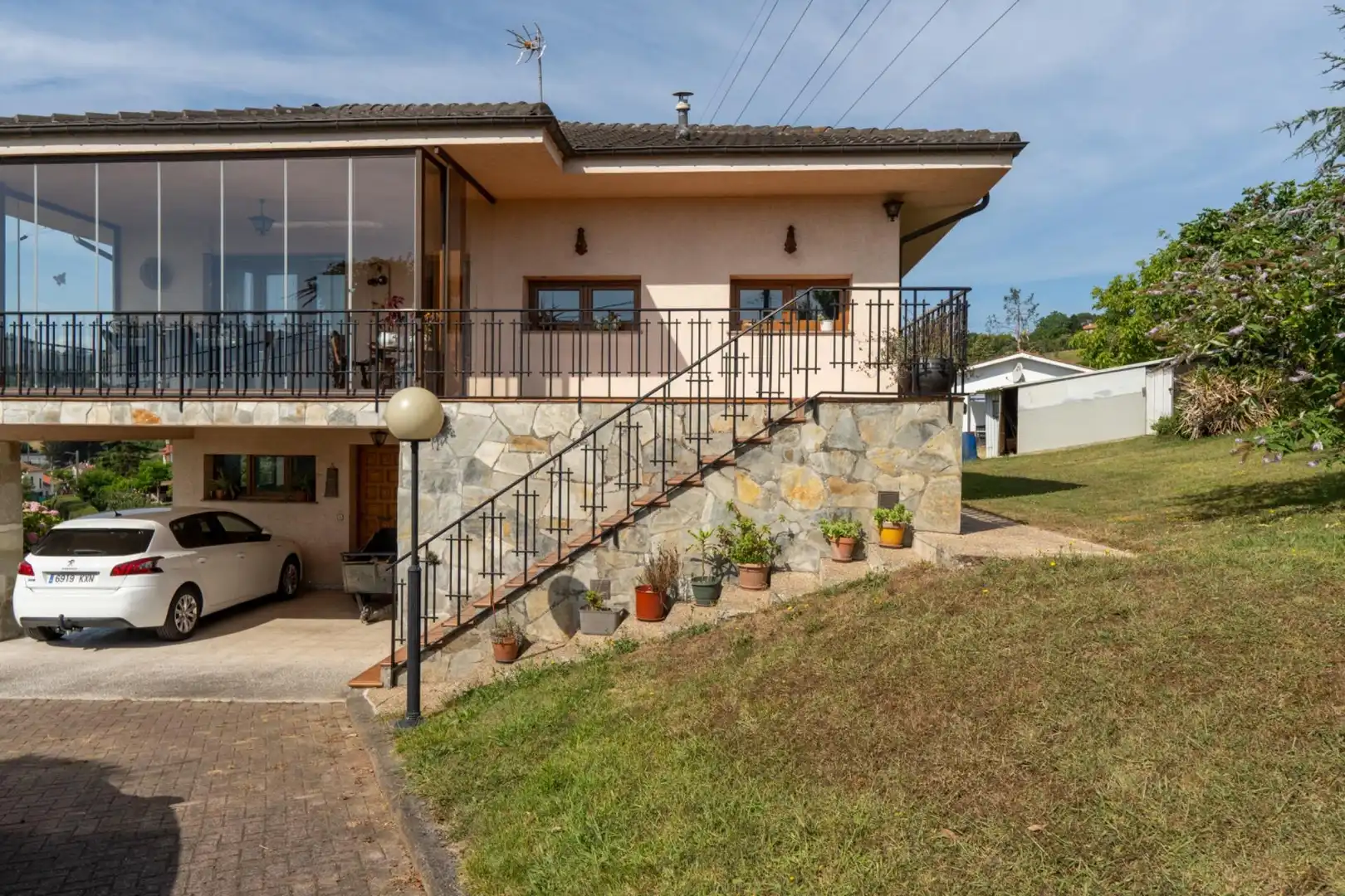 Vista exterior de Casa o xalet en venda en Gijón  amb Calefacció, Jardí privat i Terrassa