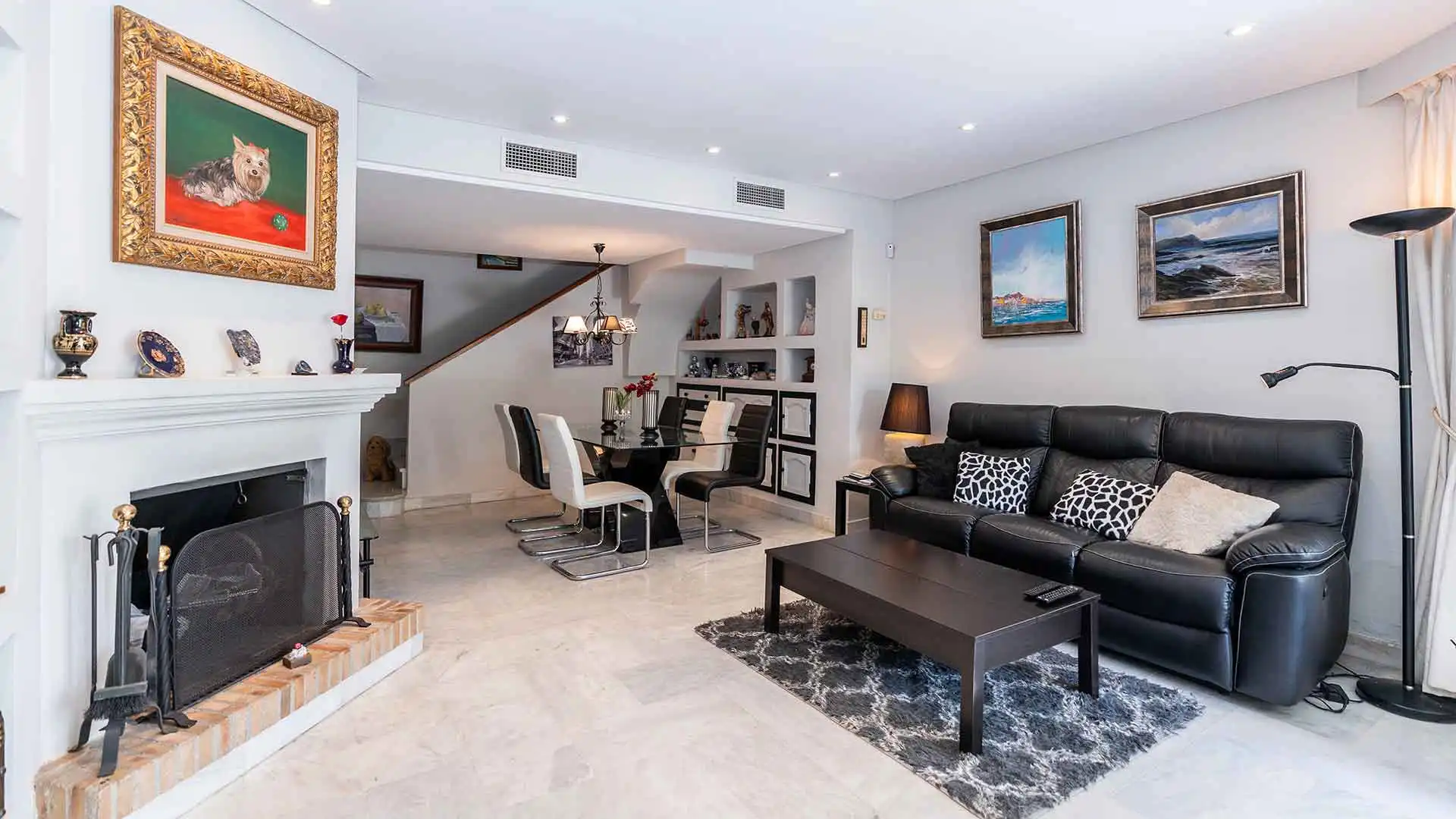 Sala d'estar de Casa adosada en venda en Marbella amb Aire condicionat, Jardí privat i Terrassa