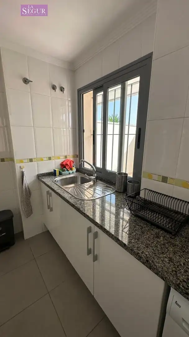 Cuina de Planta baixa en venda en Conil de la Frontera amb Aire condicionat, Terrassa i Traster