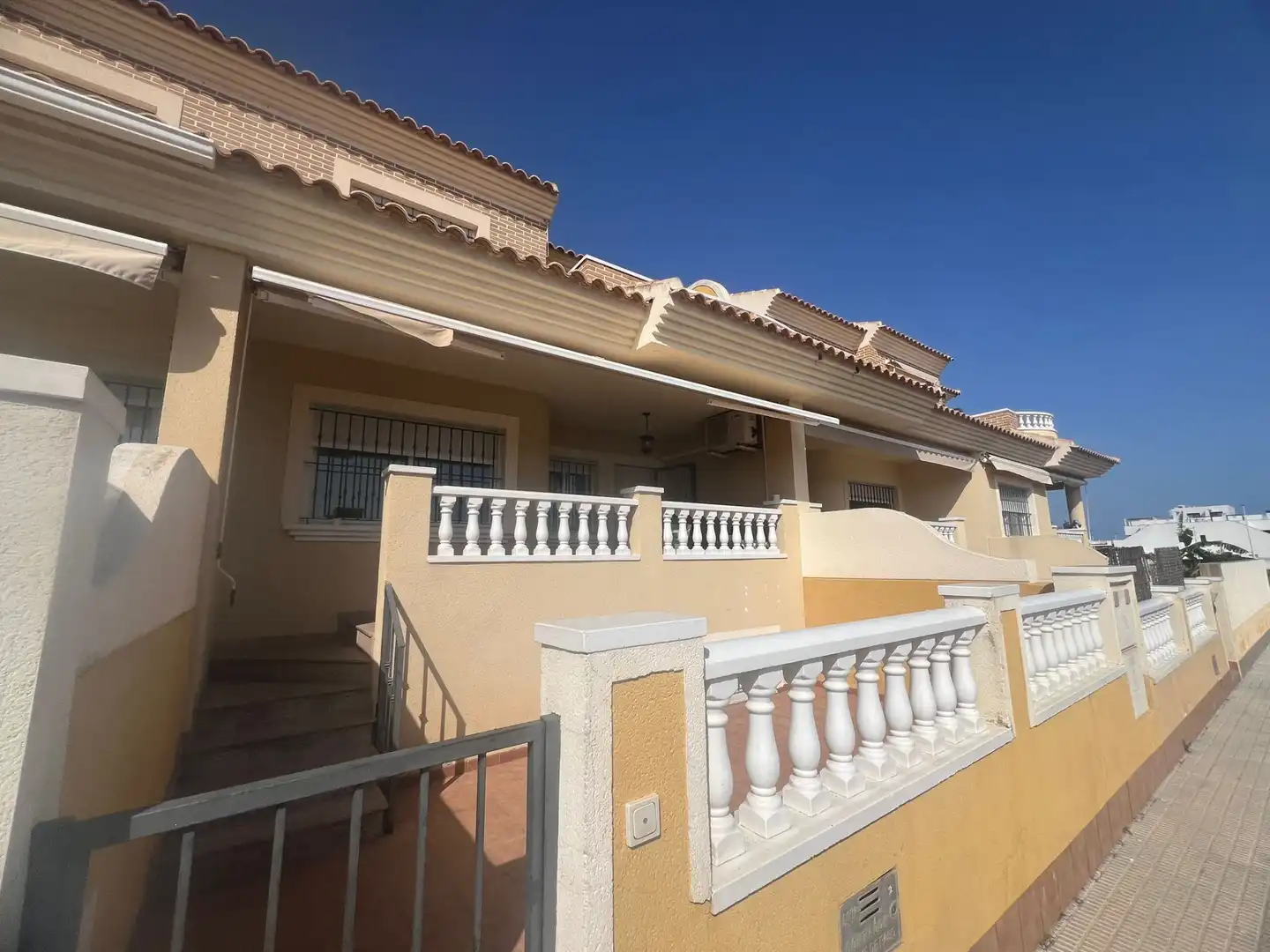 Vista exterior de Casa adosada en venta en San Pedro del Pinatar con Aire acondicionado, Terraza y Trastero