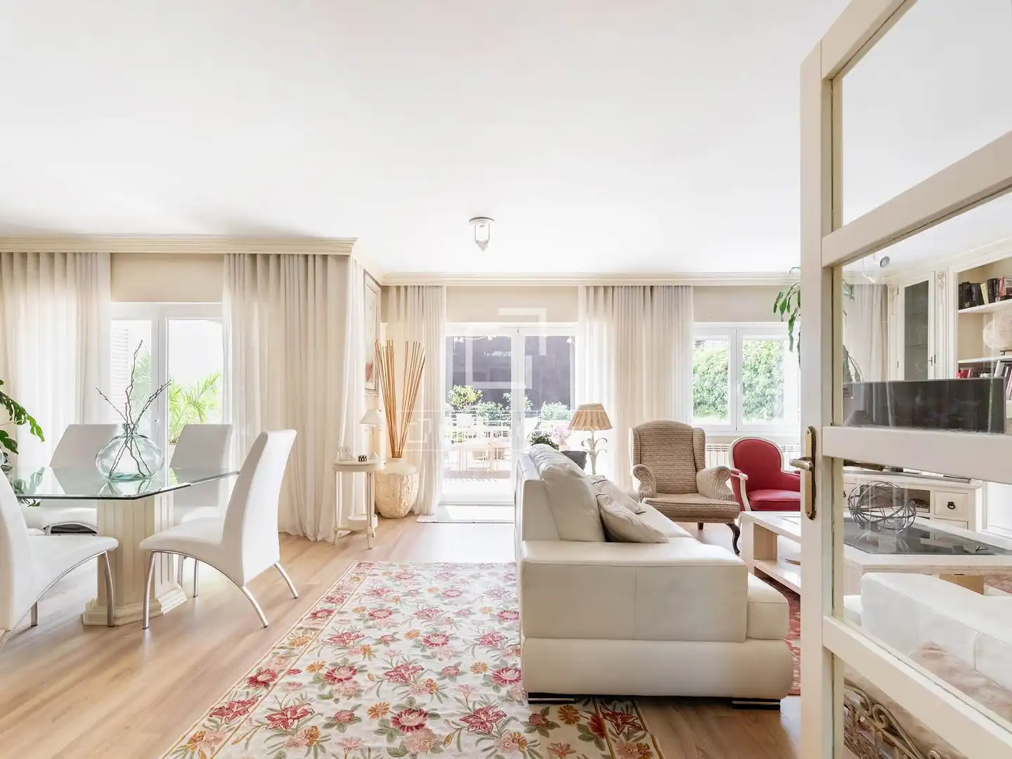 Sala d'estar de Casa o xalet en venda en Majadahonda amb Aire condicionat, Jardí privat i Terrassa