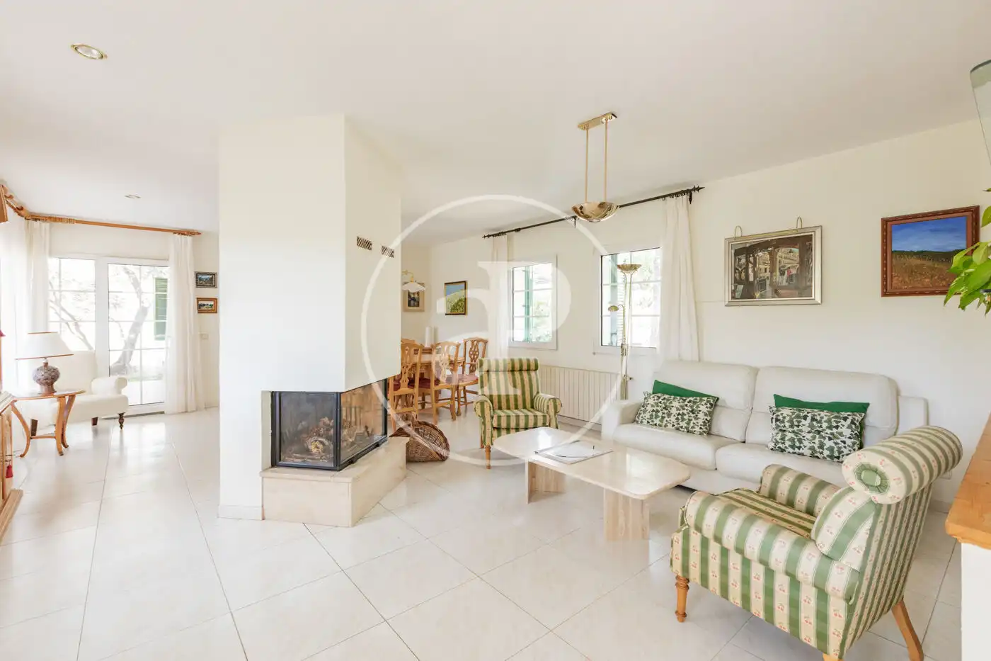Sala d'estar de Casa o xalet en venda en Torrelodones amb Calefacció, Jardí privat i Traster