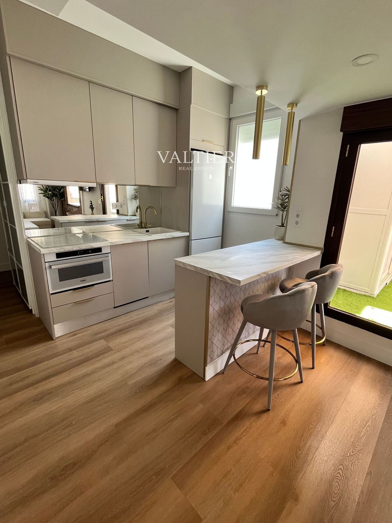 Cuina de Àtic de lloguer en  Madrid Capital amb Aire condicionat, Terrassa i Moblat