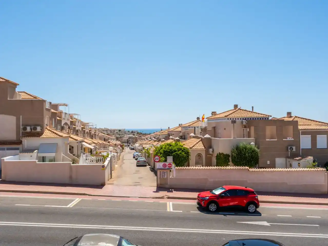 Vista exterior de Casa o xalet en venda en Torrevieja amb Aire condicionat, Piscina i Balcó