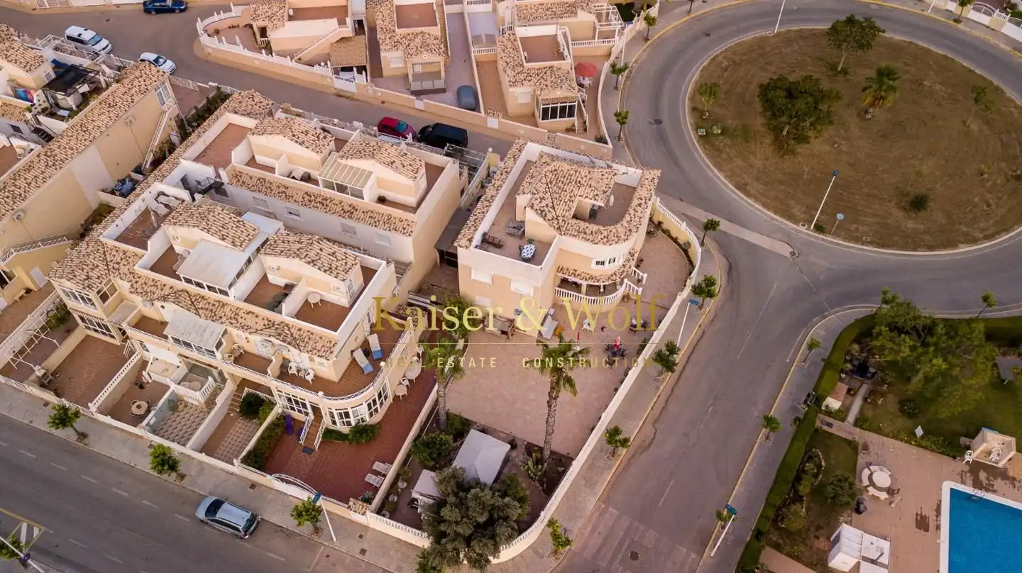 Vista exterior de Casa o xalet en venda en Torrevieja amb Jardí privat, Terrassa i Traster