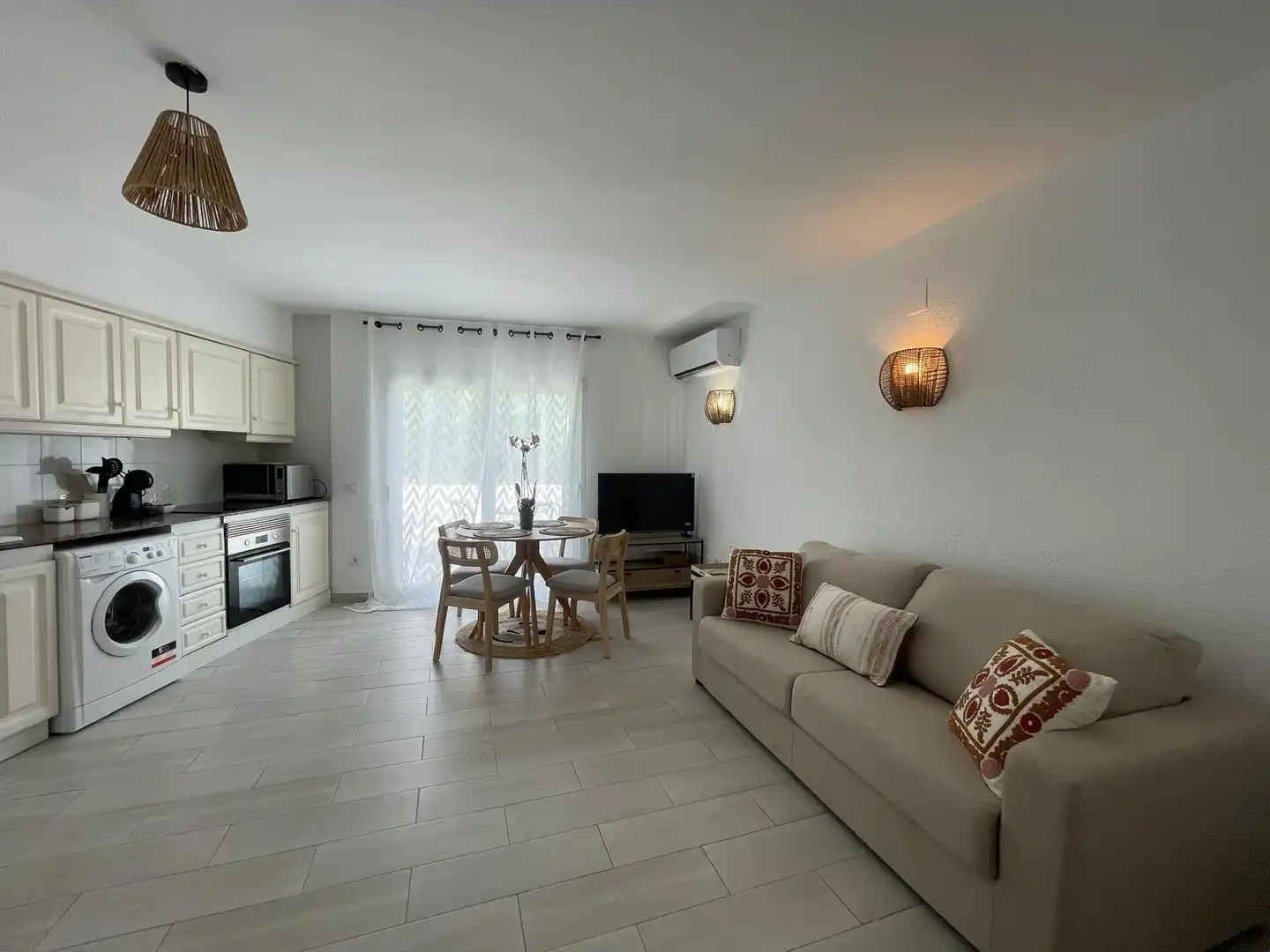 Sala de estar de Apartamento de alquiler en Dénia con Jardín privado, Terraza y Amueblado