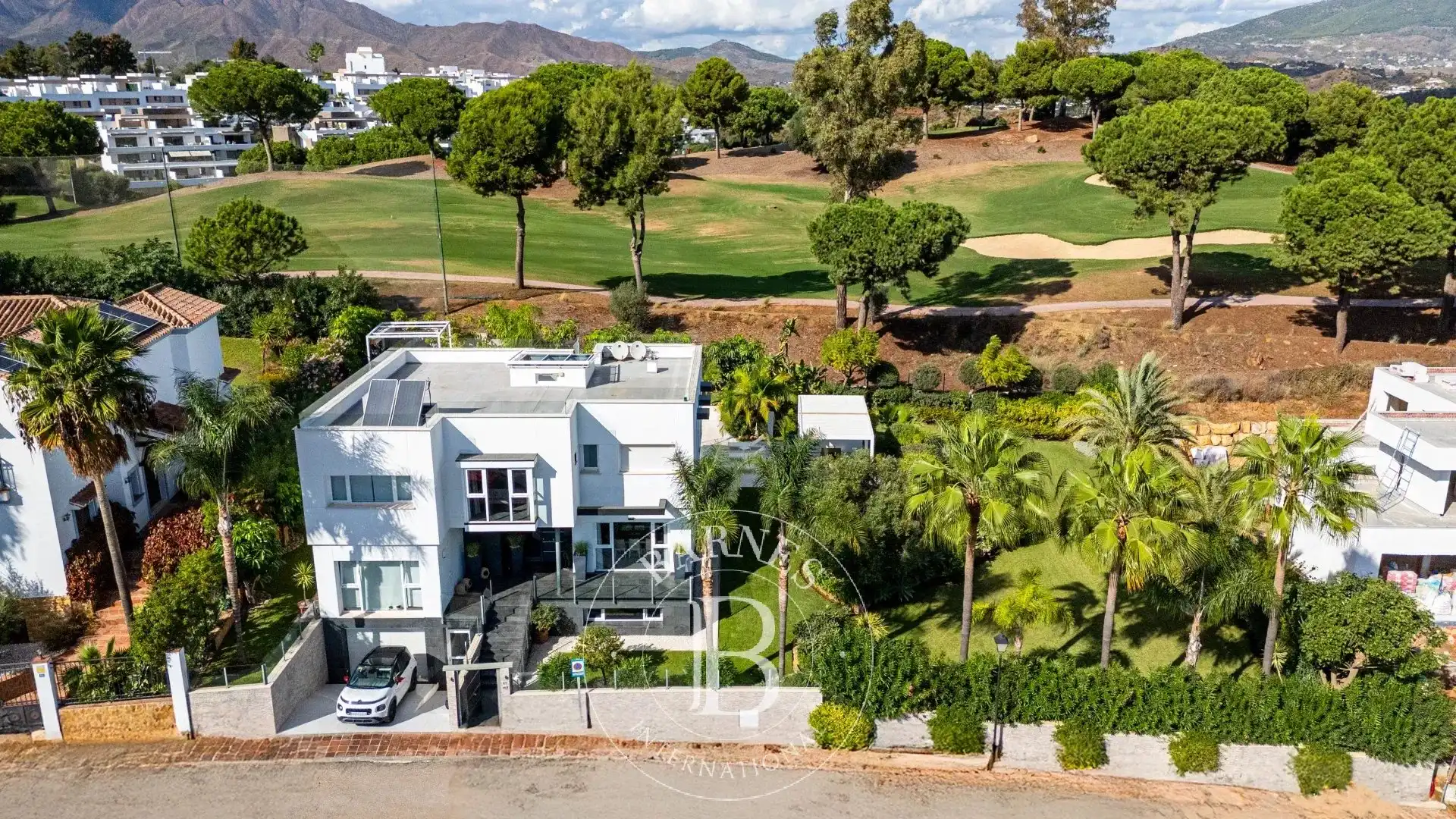 Vista exterior de Casa o xalet en venda en Marbella amb Aire condicionat, Calefacció i Piscina