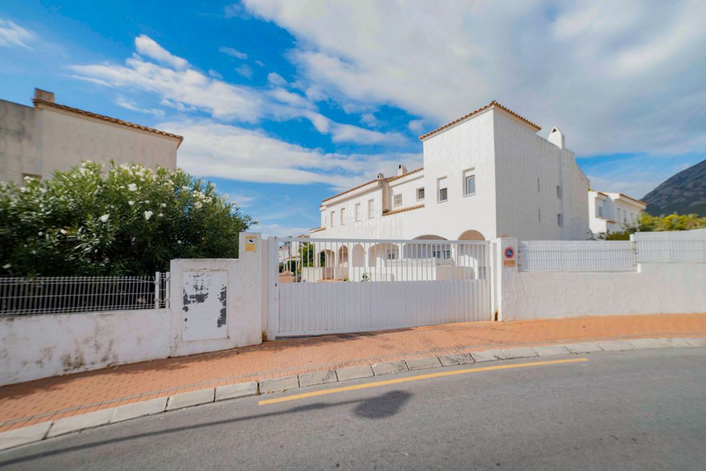 Vista exterior de Casa adosada en venda en La Nucia amb Aire condicionat i Piscina