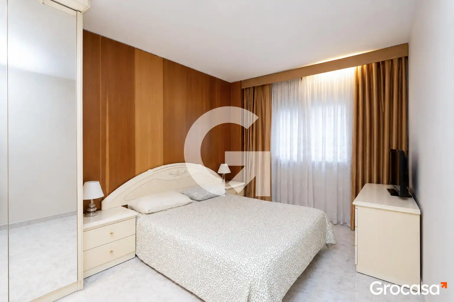 Bedroom of Flat for sale in Cornellà de Llobregat  with Air Conditioner, Furnished and Oven