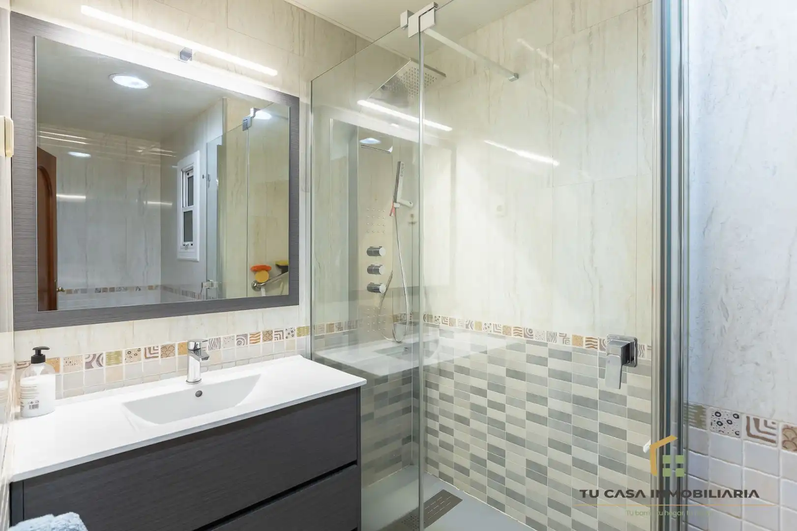 Badezimmer von Wohnung zum Verkauf in Badalona mit Klimaanlage, Heizung und Möbliert