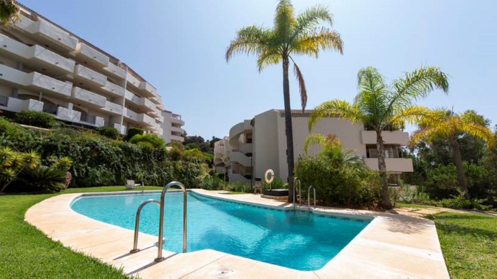 Vista exterior de Àtic de lloguer en Marbella amb Aire condicionat, Terrassa i Piscina