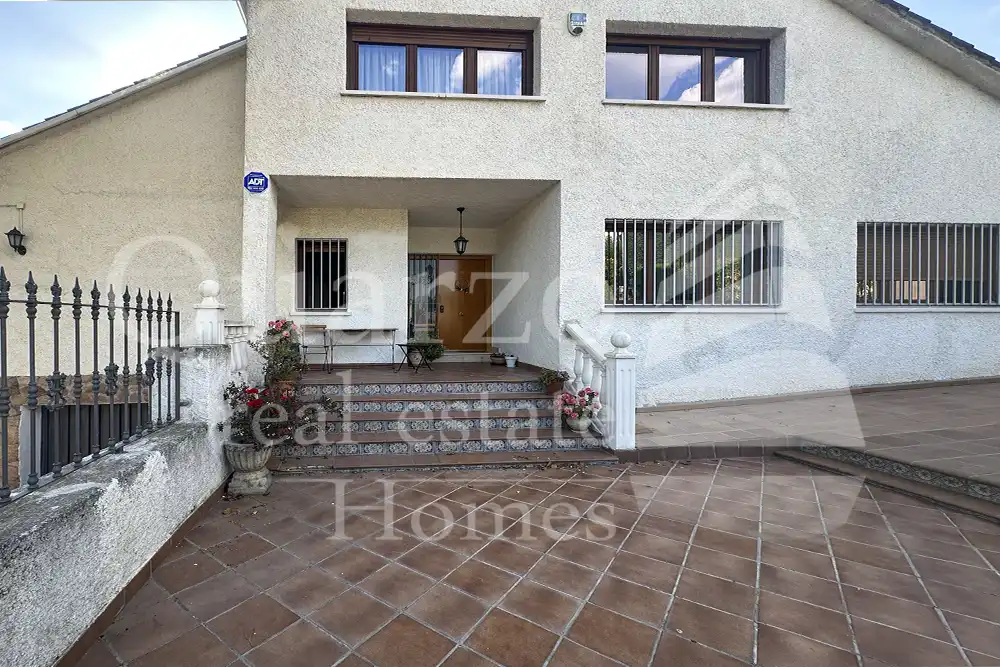 Exterior view of Houses for sale in Villaviciosa de Odón  with Air Conditioner, Heating and Private garden