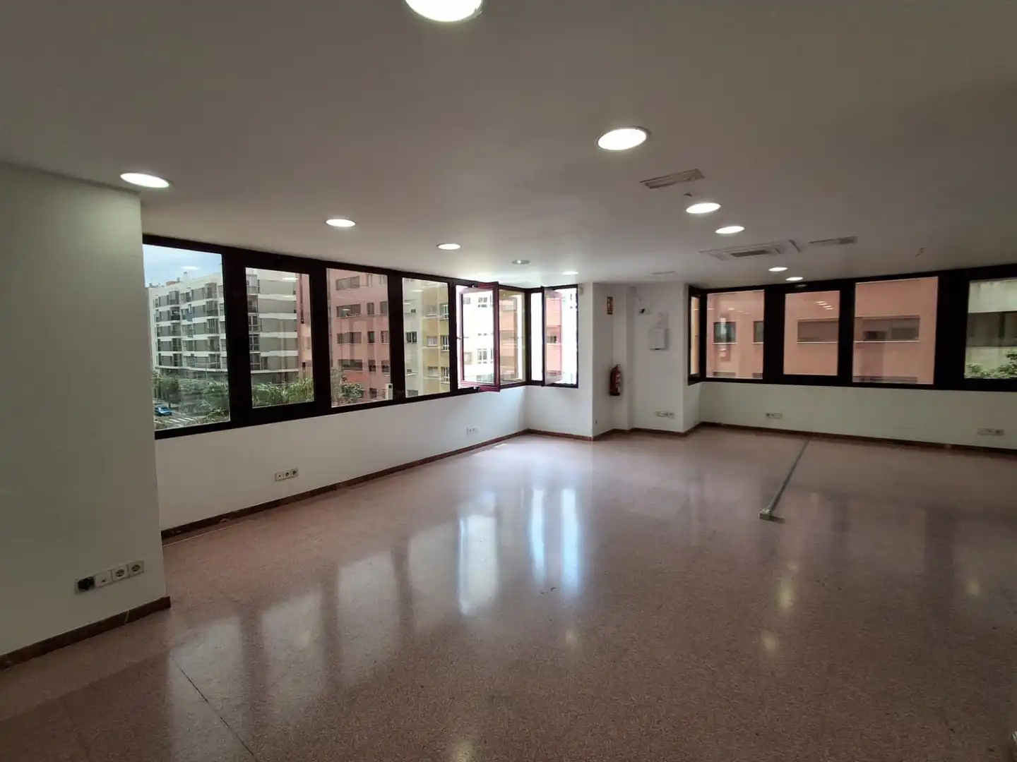 Büro zur Miete in Las Palmas de Gran Canaria mit Klimaanlage und Heizung