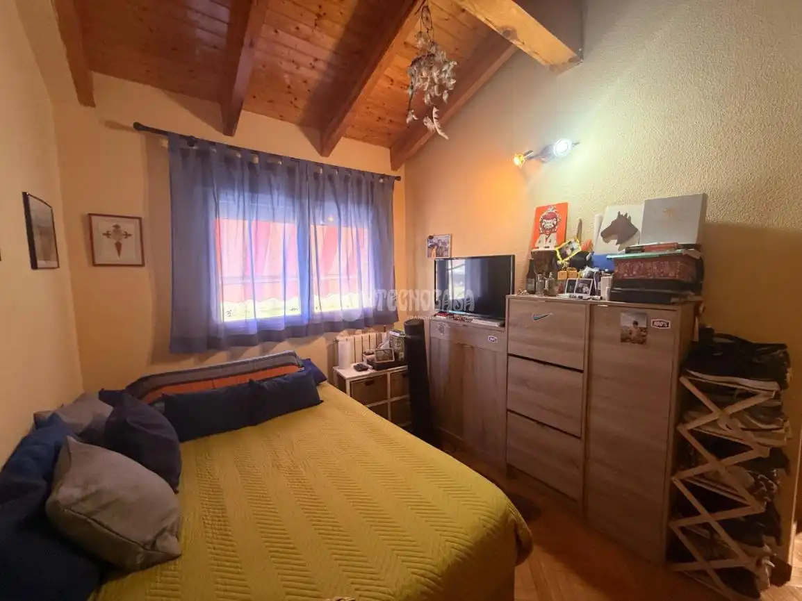 Schlafzimmer von Einfamilien-Reihenhaus zum Verkauf in Torrejón del Rey mit Klimaanlage, Heizung und Privatgarten