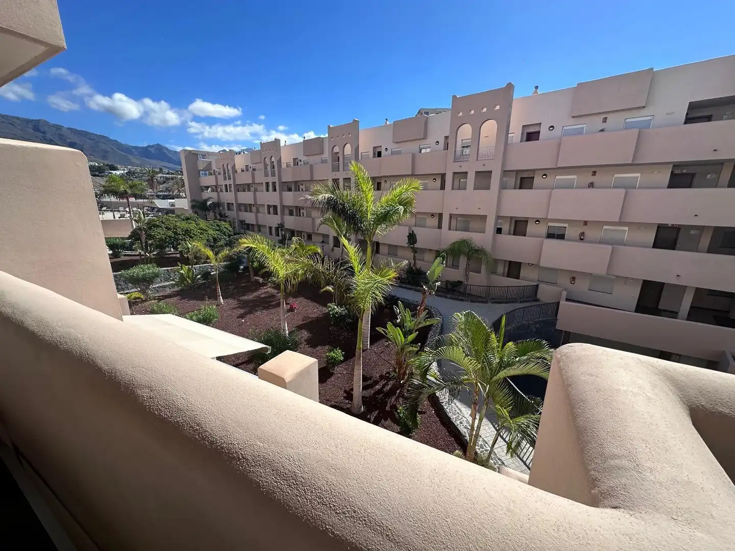 Außenansicht von Wohnungen zur Miete in Adeje mit Privatgarten, Terrasse und Gemeinschaftspool