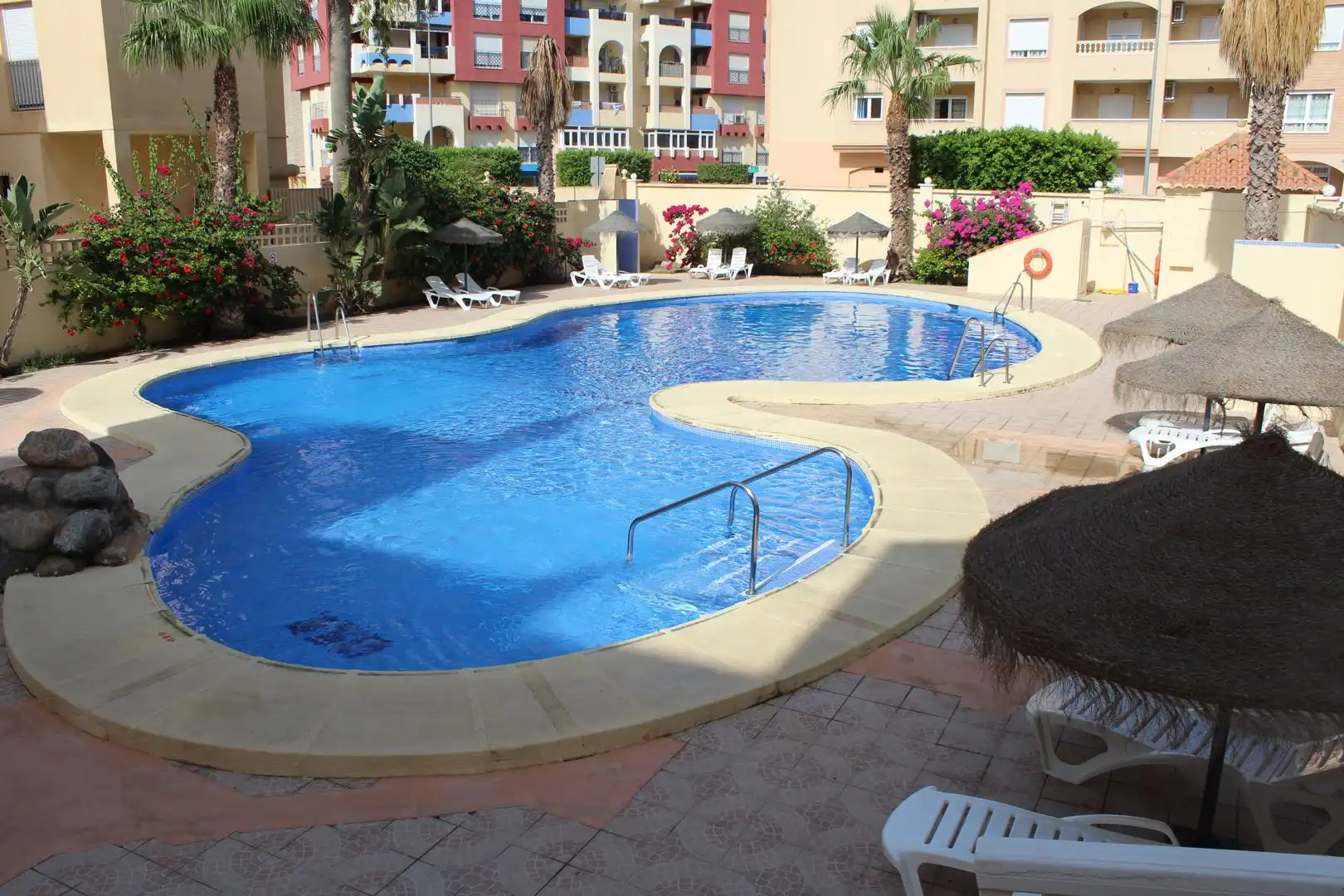 Piscina de Apartament en venda en Roquetas de Mar amb Aire condicionat, Terrassa i Piscina