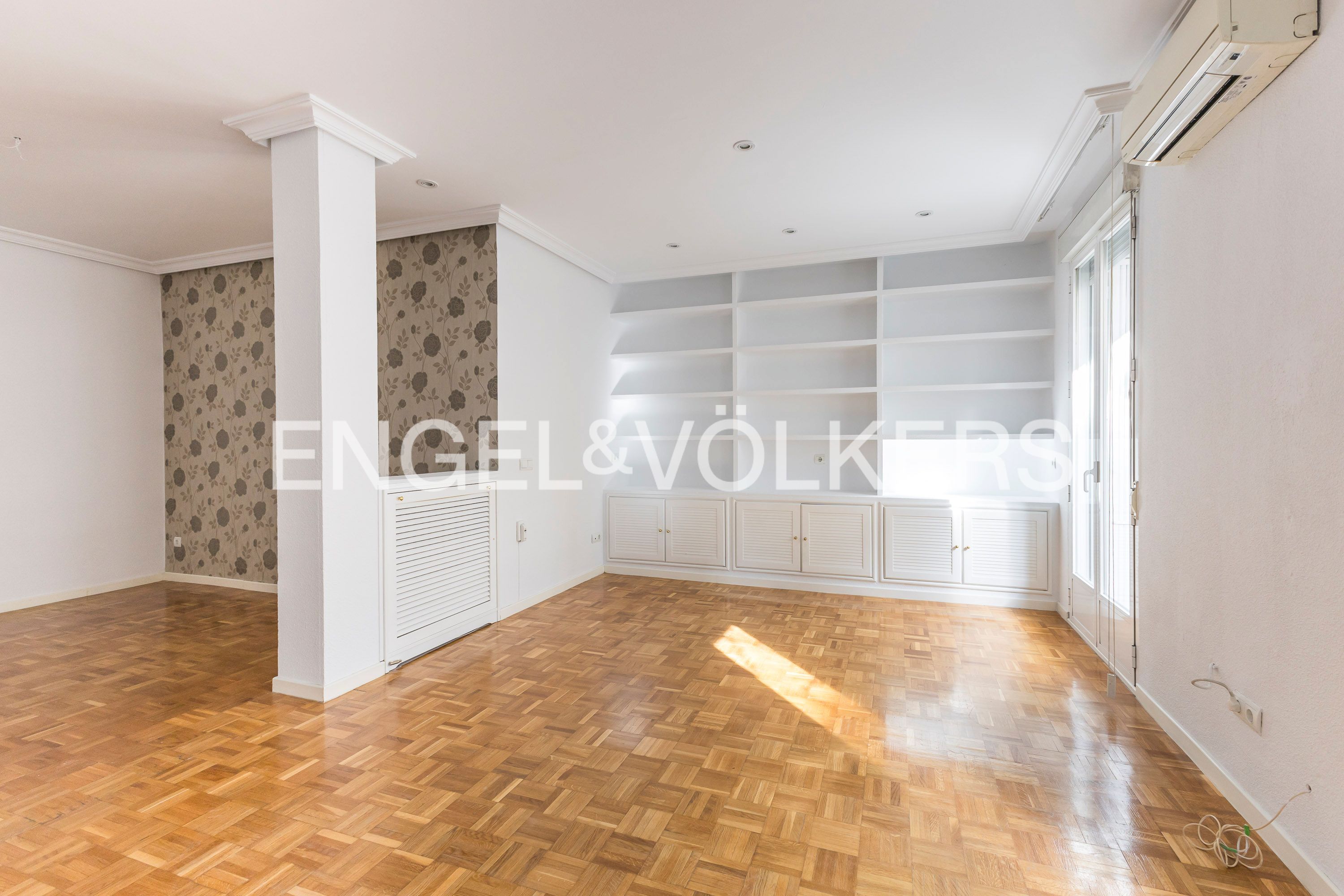Living room of Flat for rent in  Madrid Capital  with Air Conditioner, Heating and Parquet flooring