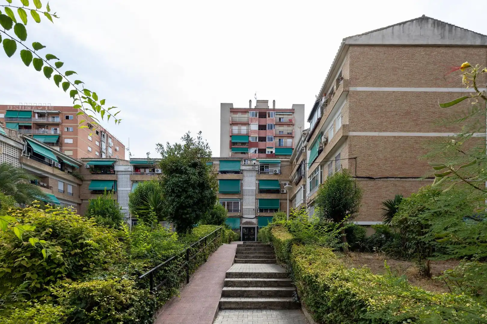 Vista exterior de Pis en venda en Granada amb Calefacció, Terrassa i Traster