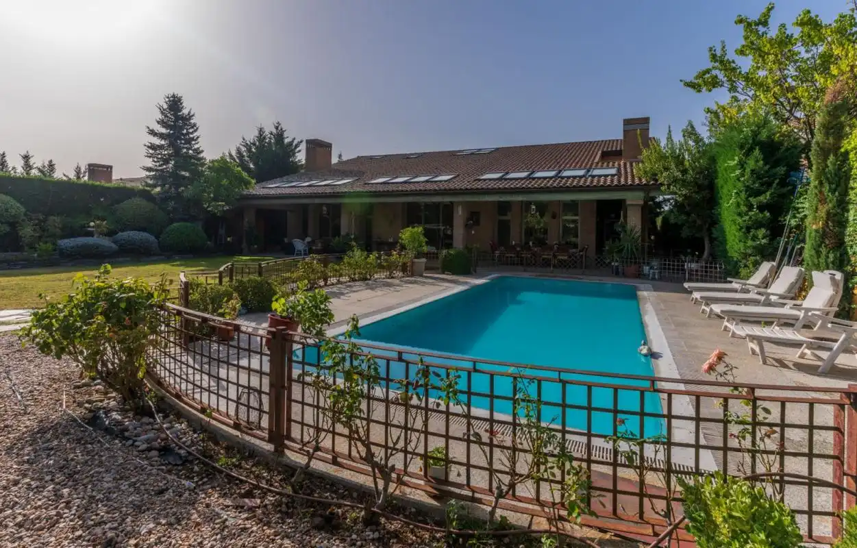 Swimming pool of Houses for sale in Pozuelo de Alarcón  with Air Conditioner, Heating and Private garden