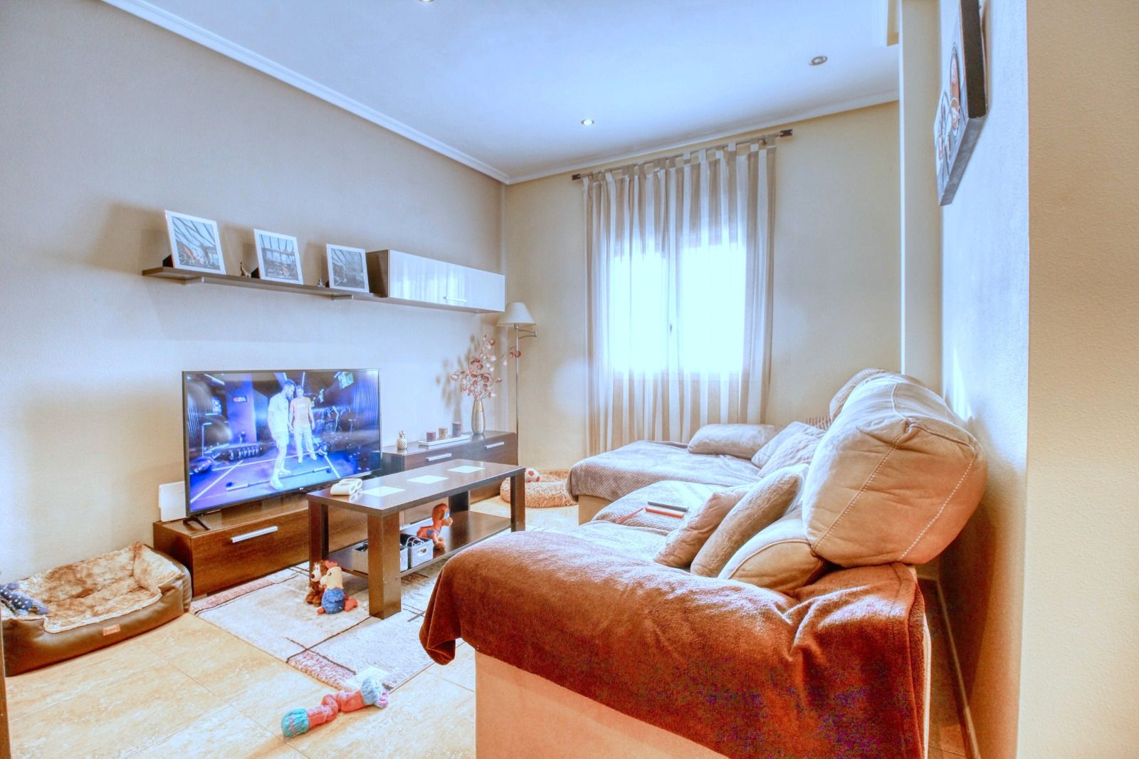 Sala d'estar de Casa o xalet en venda en Granja de Rocamora amb Terrassa, Moblat i Forn