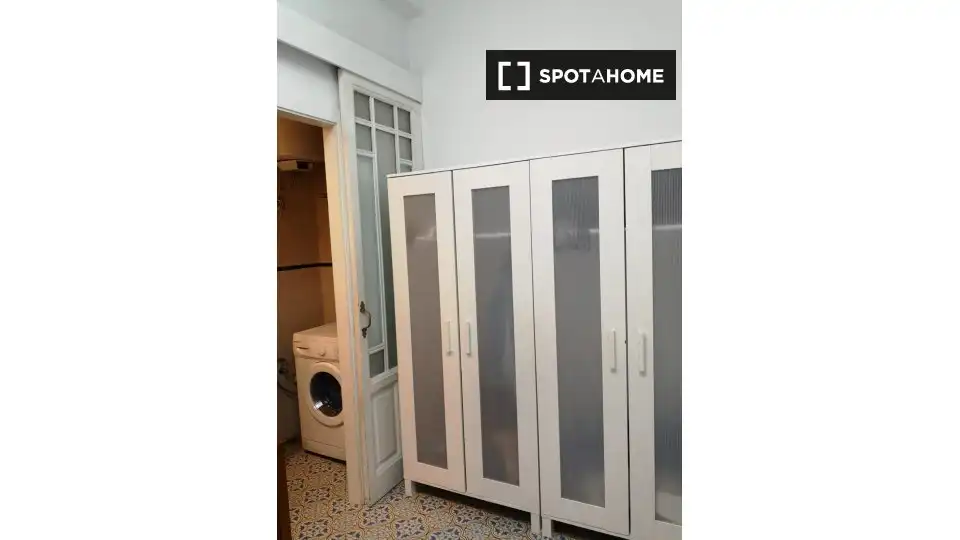 Room in Cortes - Huertas