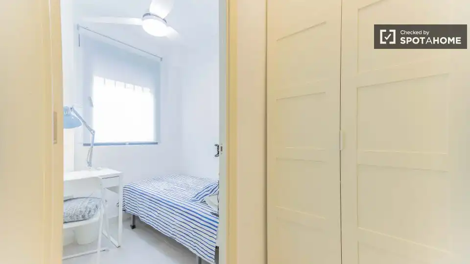 Habitación de Piso de alquiler en Valencia con Aire acondicionado, Calefacción y Amueblado