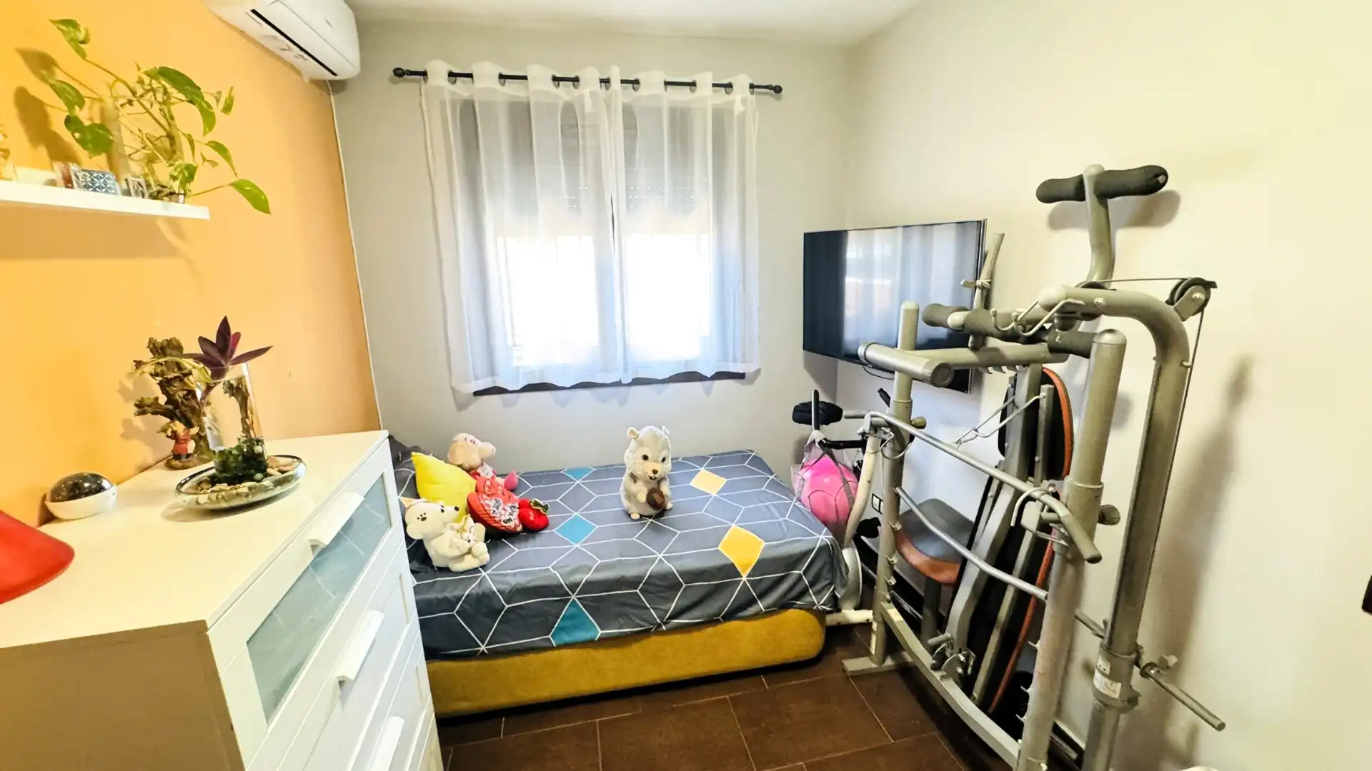 Dormitori de Casa o xalet en venda en Cedillo del Condado amb Aire condicionat, Calefacció i Jardí privat