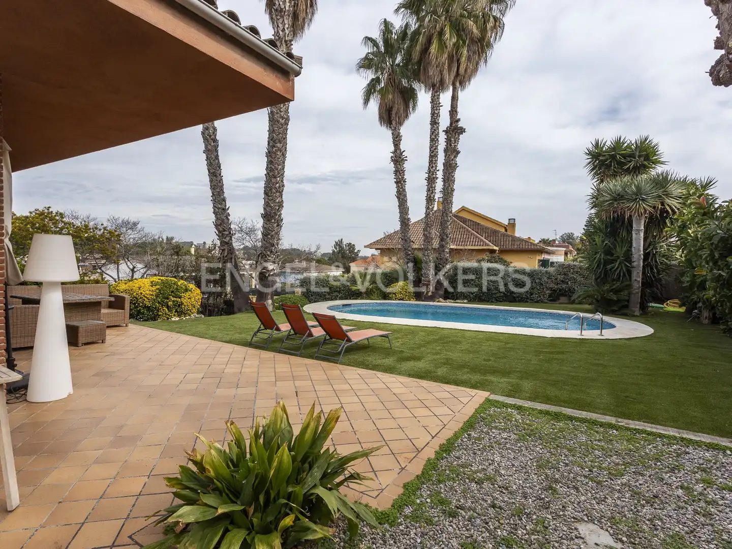 Vista exterior de Casa o xalet en venda en Vilanova i la Geltrú amb Calefacció, Jardí privat i Terrassa