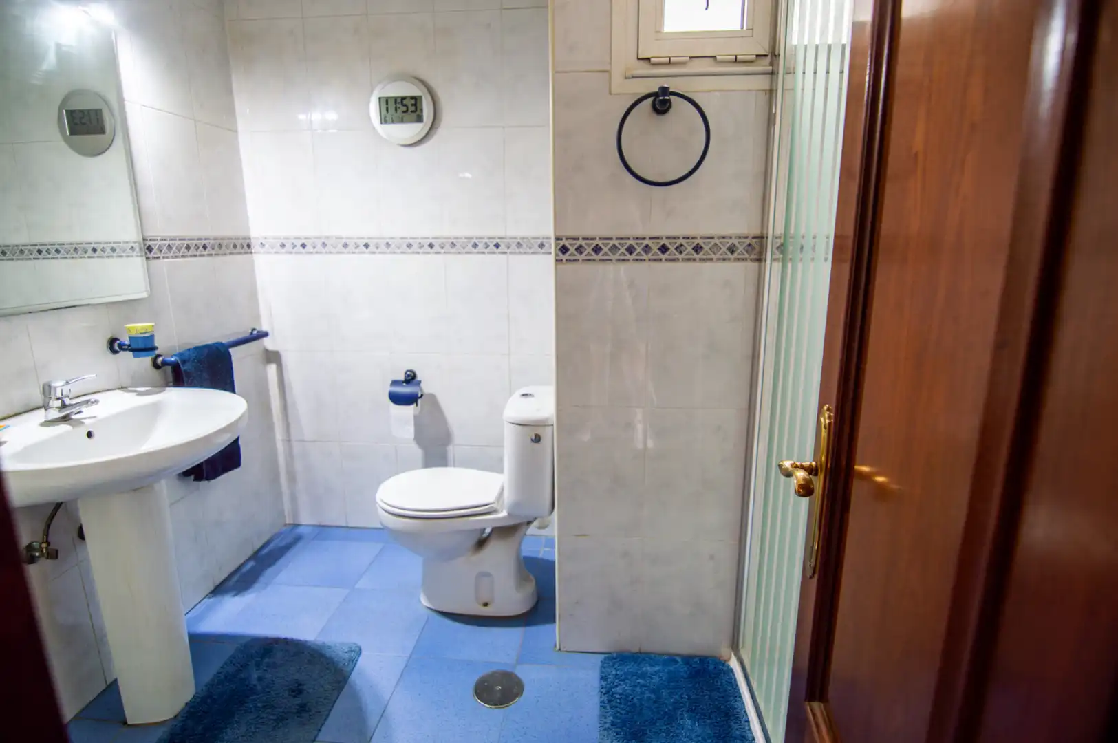 Bany de Pis en venda en Oviedo  amb Calefacció, Parquet i Moblat