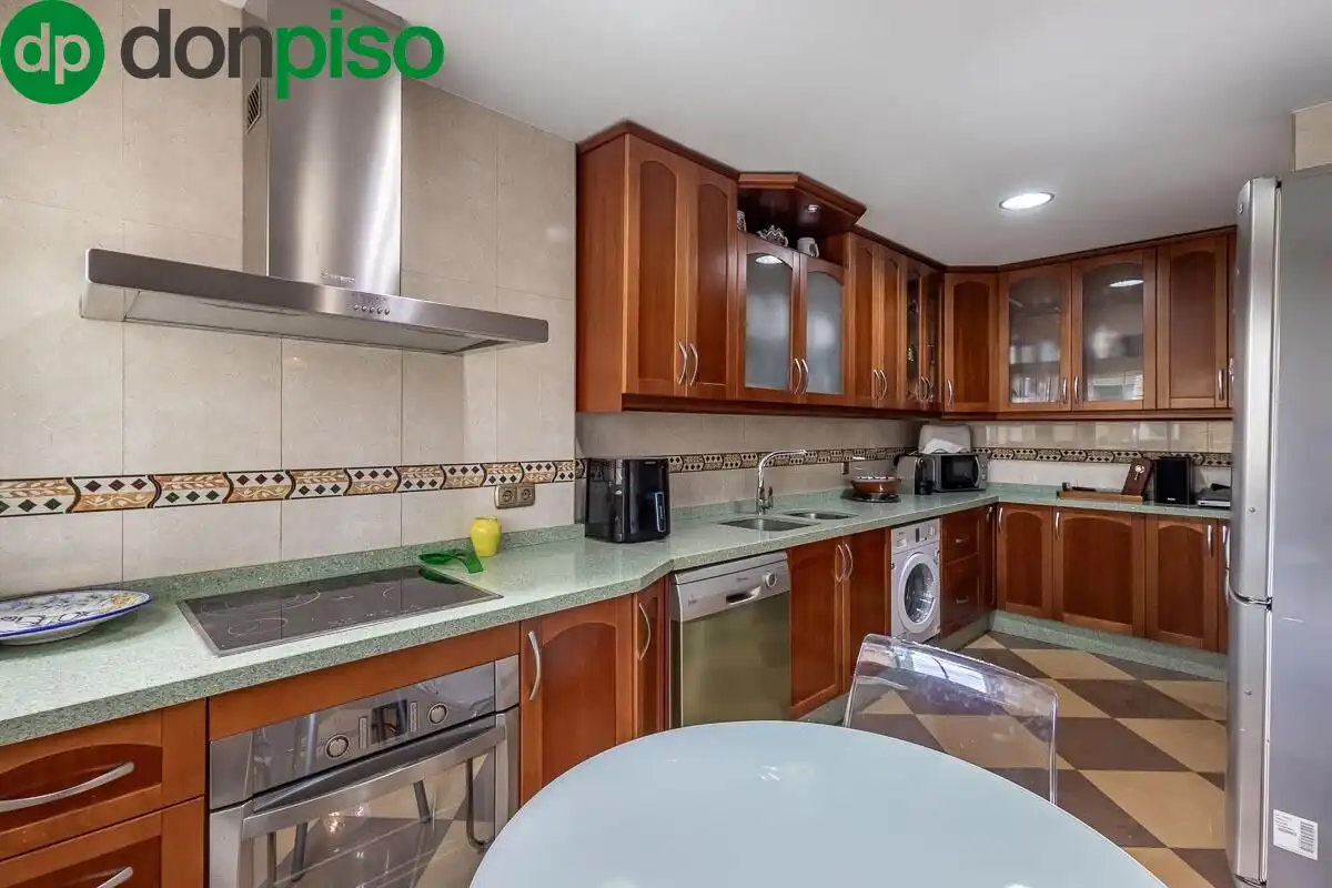 Kitchen of Flat for sale in Granada