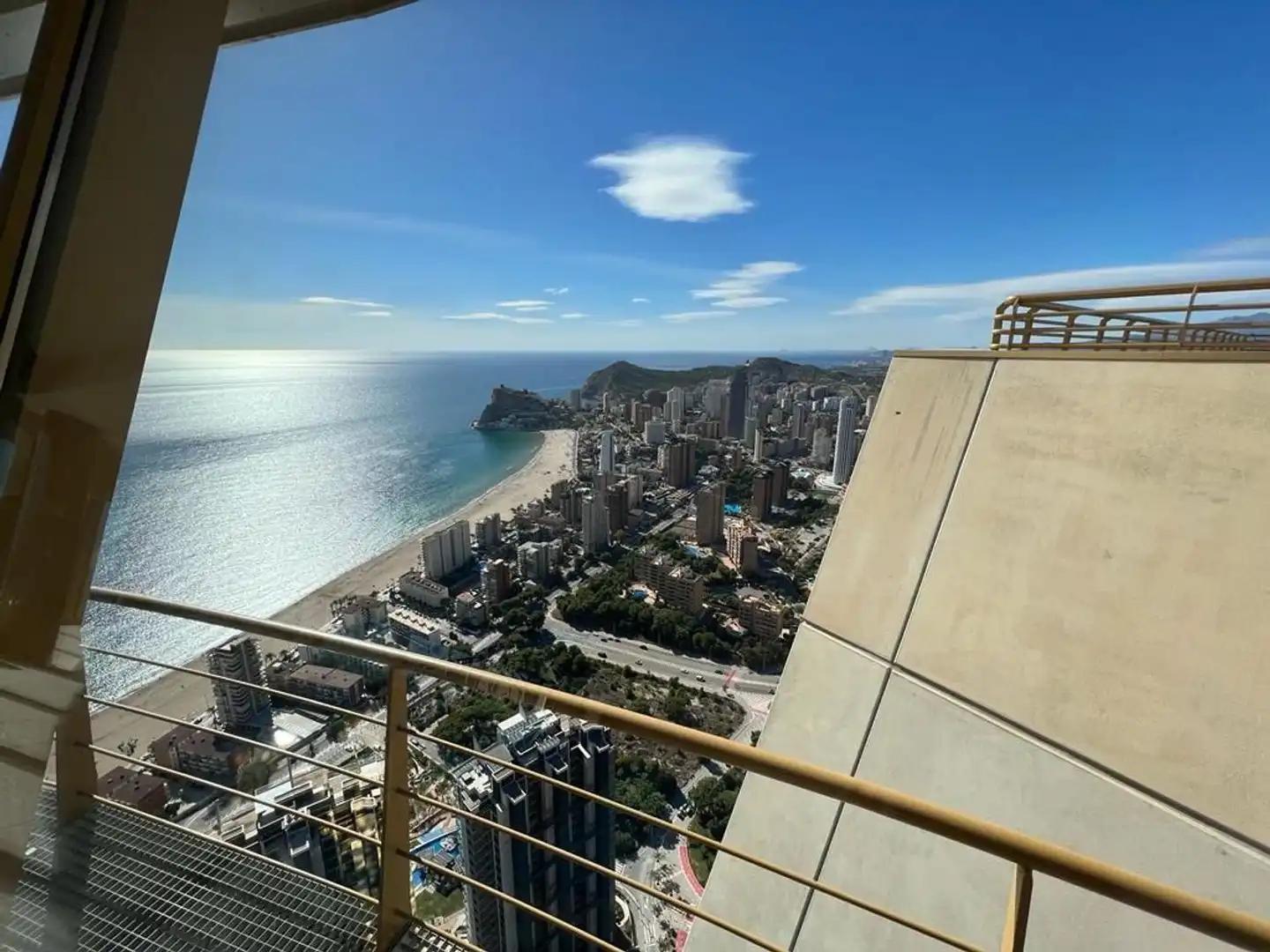 Vista exterior de Casa o xalet de lloguer en Benidorm amb Aire condicionat, Jardí privat i Moblat